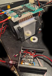 Elektronik-Aufbau mit Kühlkörper und Leiterplatten