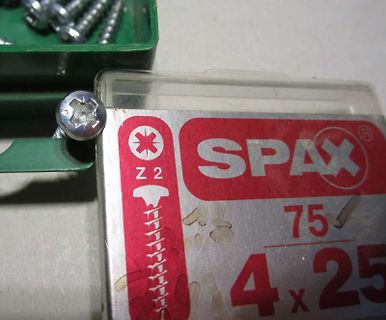 Nahaufnahme einer SPAX Schraube auf einer Verpackung