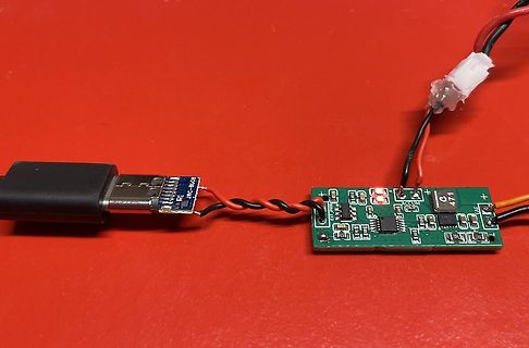 Leiterplatte mit USB-Anschluss und Kabeln
