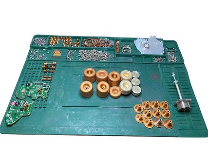 Elektronikbauteile und Leiterplatten auf Werkstattmatte