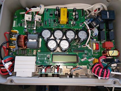 Innenansicht einer elektronischen Steuereinheit mit Leistungselektronik