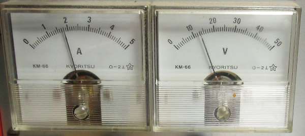 Analoge Amperemeter und Voltmeter Messgeräte