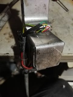 Bündel farbiger Kabel an Metallgehäuse