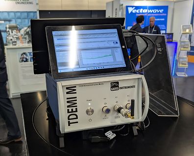 Gauss Instruments TDEMI M Messsystem auf einem Tisch
