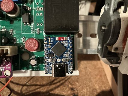 Nahaufnahme einer Leiterplatte mit Mikrocontroller-Modul