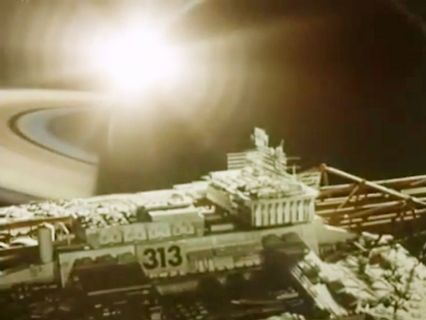 Modell eines Raumschiffs vor Planeten und Sonne