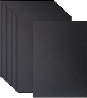 Stapel schwarzer Papierbögen