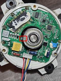 Foto einer Leiterplatte mit elektronischen Bauteilen