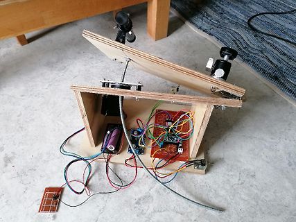 Elektronischer Aufbau auf Holzbrett mit Lochrasterplatinen