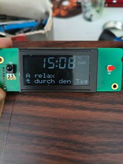 Grüne Leiterplatte mit LCD-Display und DAB-Anzeige