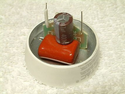 Elektrolytkondensator und Entstörkondensator auf Platine