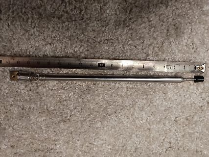 Metallstab mit Maßband auf Teppich