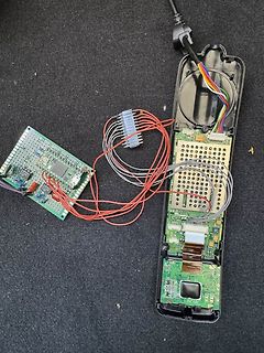 Verdrahtung zwischen Lochrasterplatine und Gehäuse einer Elektronik