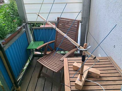 DIY-Antennenaufbau auf Holzgestell im Freien
