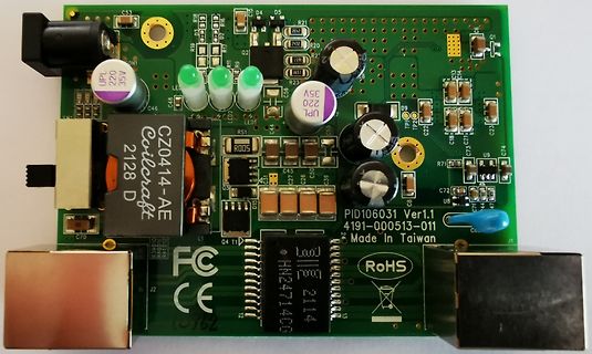 Bestückte grüne Leiterplatte mit elektronischen Bauteilen