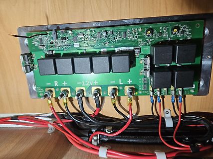 Leiterplatte eines Audioverstärkers mit Anschlüssen