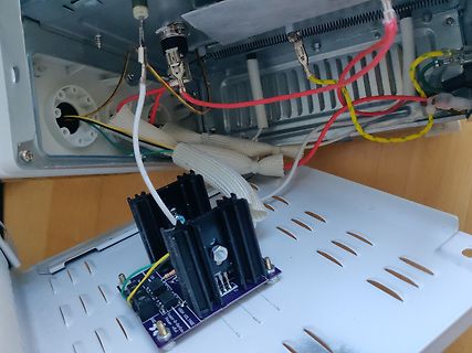 Innenansicht eines Geräts mit Platine und Verkabelung