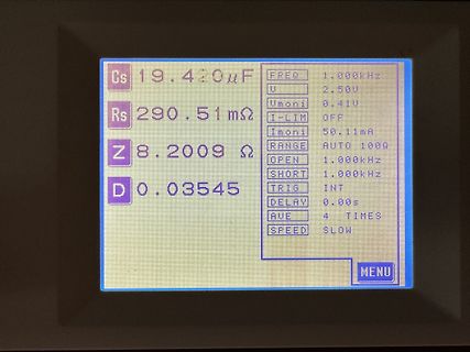 Display eines LCR-Messgeräts mit Messwerten