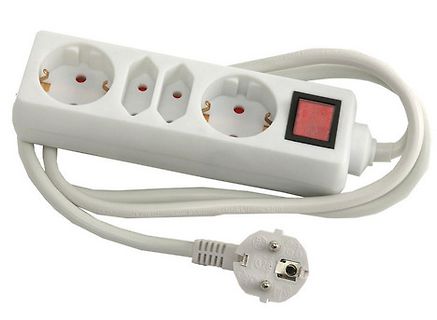 Weiße Steckdosenleiste mit Schalter und Stecker