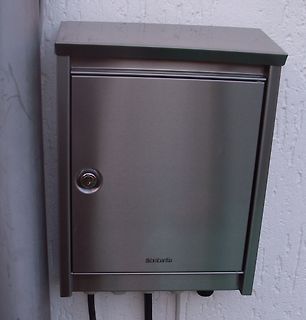 Brabantia Metallschrank an einer Wand