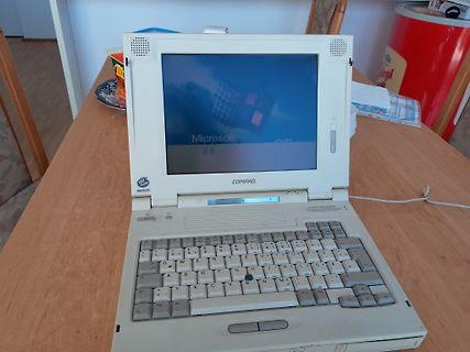 Alter Compaq Laptop auf Holztisch