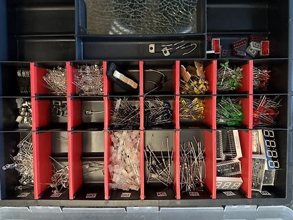 Sortimentsdose mit elektronischen Bauteilen wie LEDs und Displays