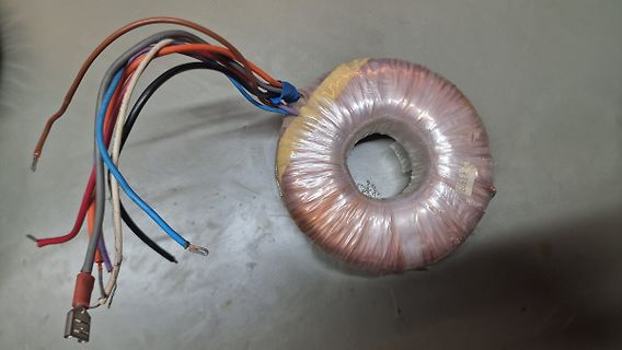 Ringkerntransformator mit angeschlossenen Kabeln