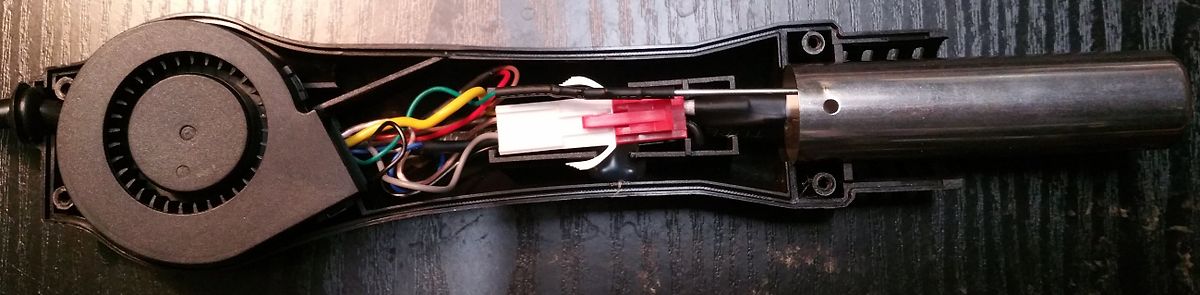 Geöffnetes Gehäuse eines elektrischen Geräts mit Kabeln