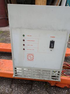 Frontansicht eines Netzteils mit Status-LEDs und Schalter