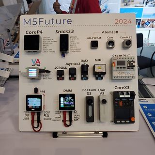 M5Stack Modul-Display mit verschiedenen Elektronik-Komponenten