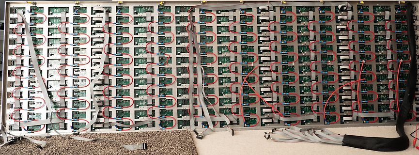 Rückseite einer LED-Matrix mit Verkabelung