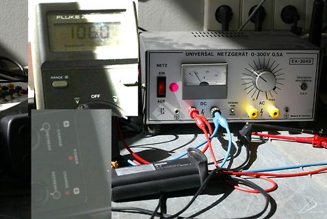 Messaufbau mit Multimeter und Labornetzteil