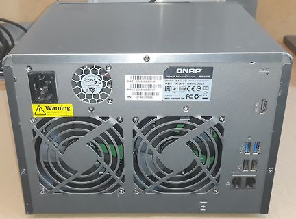 Rückseite eines QNAP NAS-Gehäuses