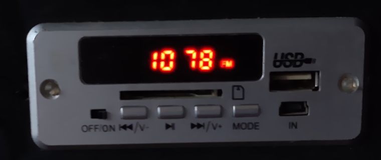 Display eines FM-Radios mit USB-Anschluss