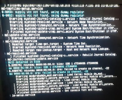 Abfotografierter Computerbildschirm mit Linux-Bootvorgang Fehlermeldungen