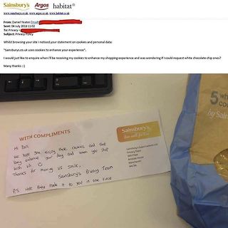 Meme über eine E-Mail und eine Antwortkarte von Sainsbury's