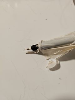 Spitze eines Schreibgeräts mit Schutzhülle