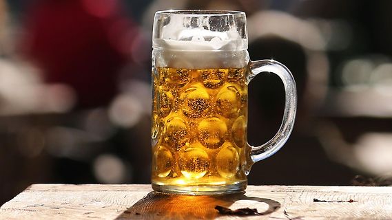 Ein Glas Bier auf einem Holztisch