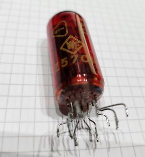 Rote Glasröhre mit Goldbeschriftung