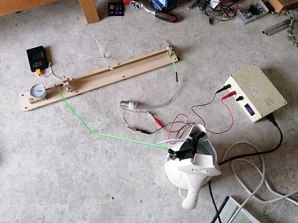 Elektrischer Versuchsaufbau mit Messgeräten auf Holzbrett