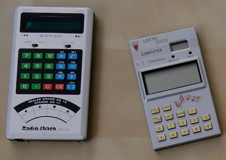 Zwei alte Taschenrechner auf einem Tisch