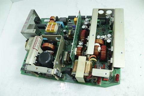 Bestückte Leiterplatte eines Netzteils mit Transformatoren und Kondensatoren