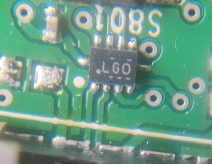 Nahaufnahme eines ICs auf einer Leiterplatte