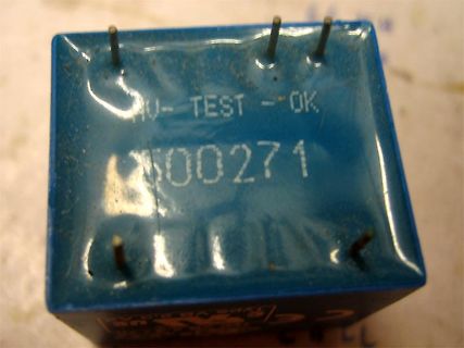 Blaues elektronisches Bauteil mit Beschriftung
