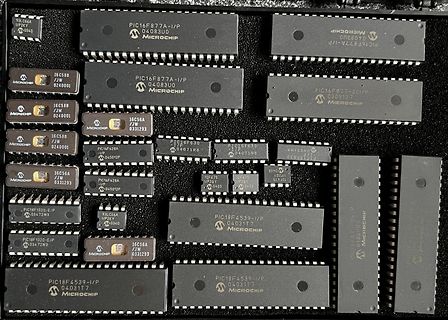 Verschiedene Microchip PIC Mikrocontroller in DIP-Gehäusen