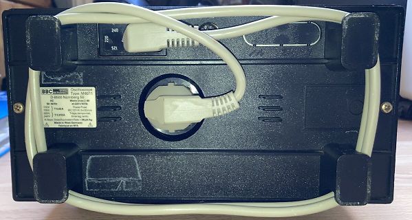 Rückseite eines BBC Oscilloscope Typ M6011