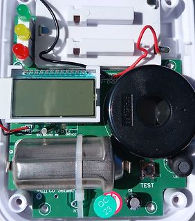 Innenansicht einer Leiterplatte mit LCD und Piezo-Summer
