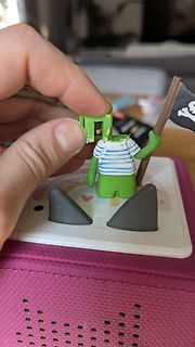 Hand hält kleine Spielfigur