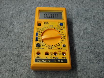 Gelbes Digitalmultimeter Voltcraft M-4630