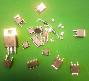 Verschiedene elektronische Bauteile auf grünem Untergrund